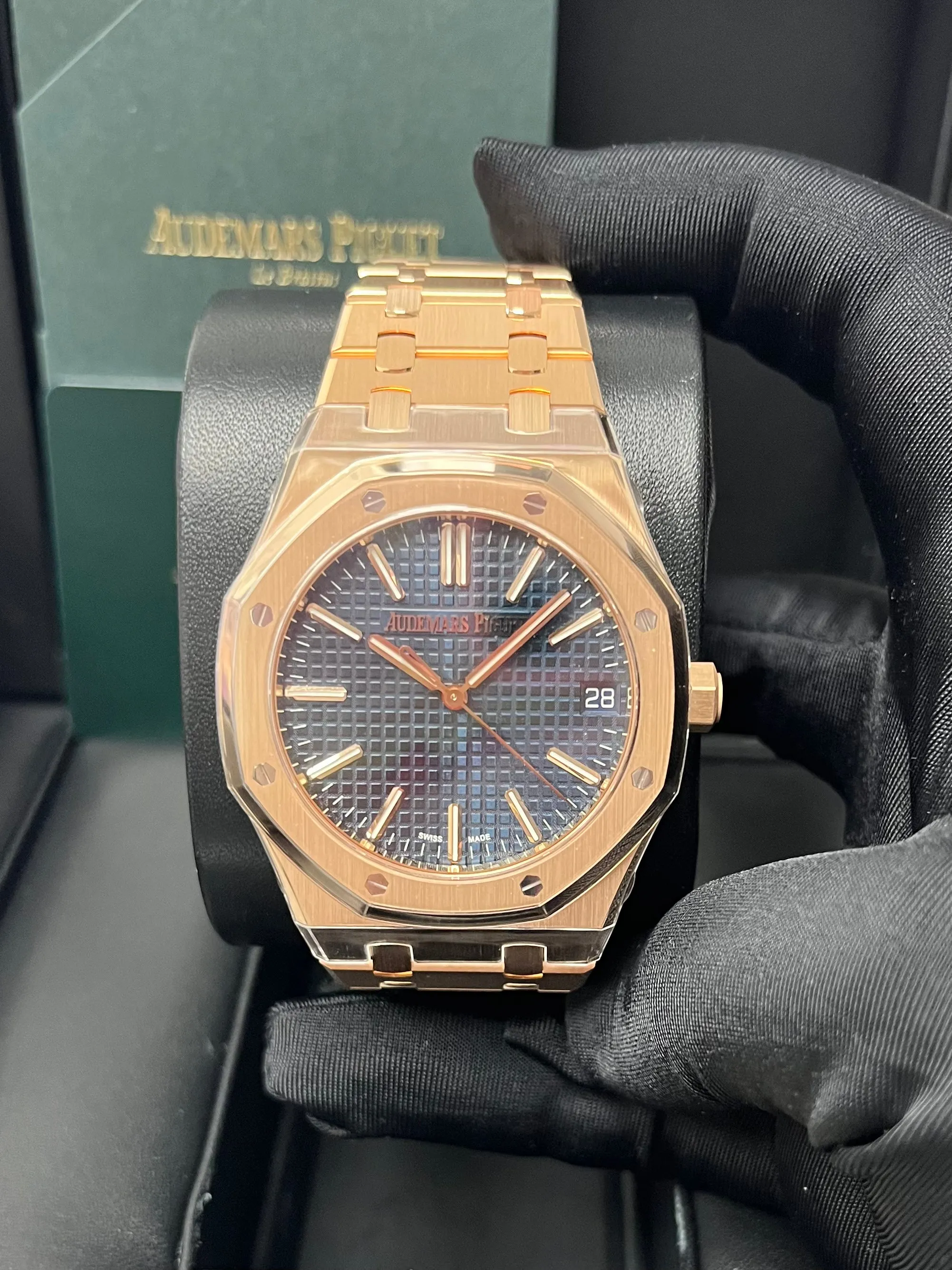 Certainly! Here’s an optimized title for the e-commerce product with added modifiers:

**Audemars Piguet Royal Oak Selfwinding 41mm - Exquisite Rose Gold Case with Striking Blue Dial (Model: 15510OR.OO.1320OR.03)**

This title highlights the key features and makes it more attractive for potential buyers.