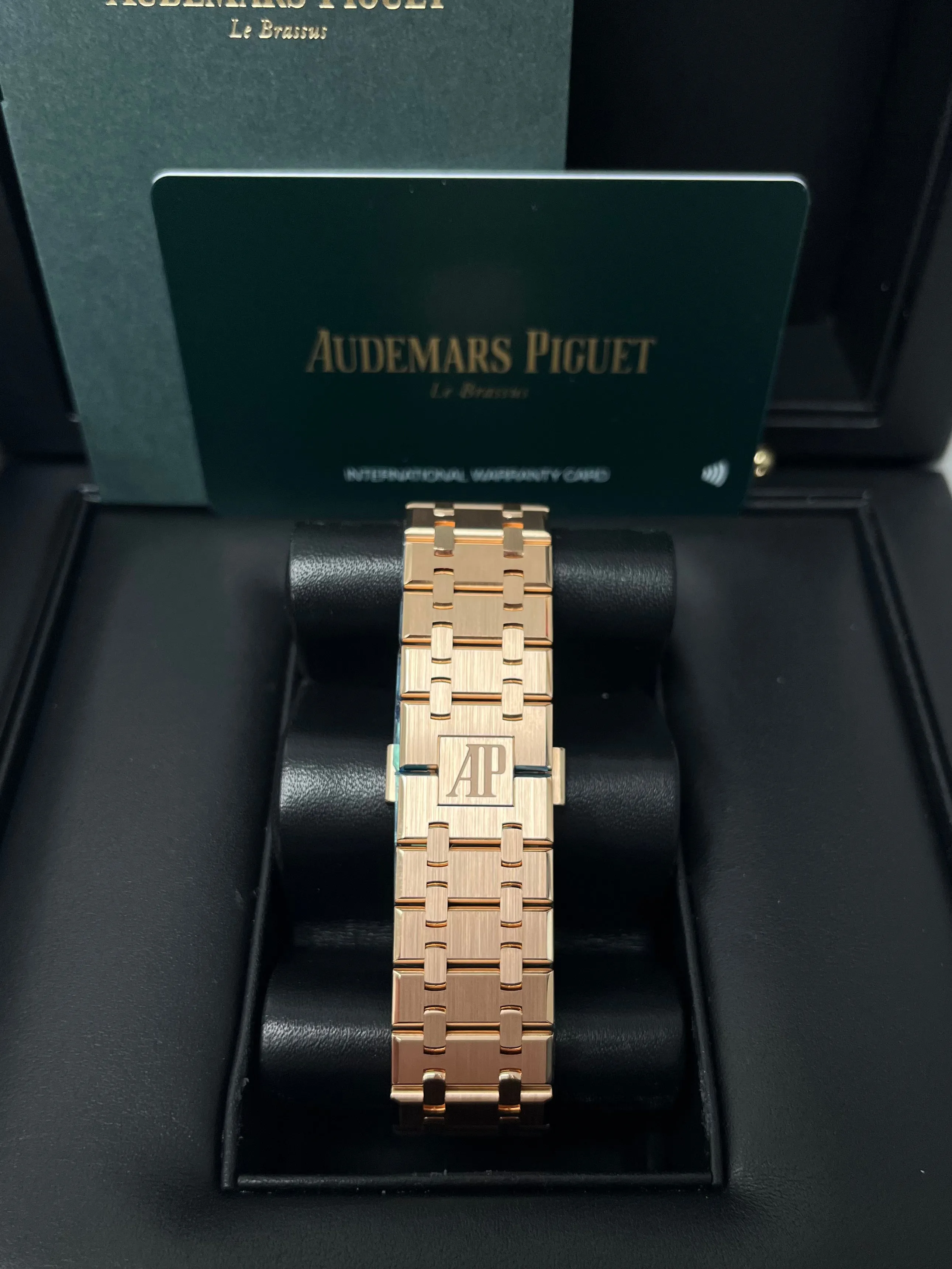 Certainly! Here’s an optimized title for the e-commerce product with added modifiers:

**Audemars Piguet Royal Oak Selfwinding 41mm - Exquisite Rose Gold Case with Striking Blue Dial (Model: 15510OR.OO.1320OR.03)**

This title highlights the key features and makes it more attractive for potential buyers.