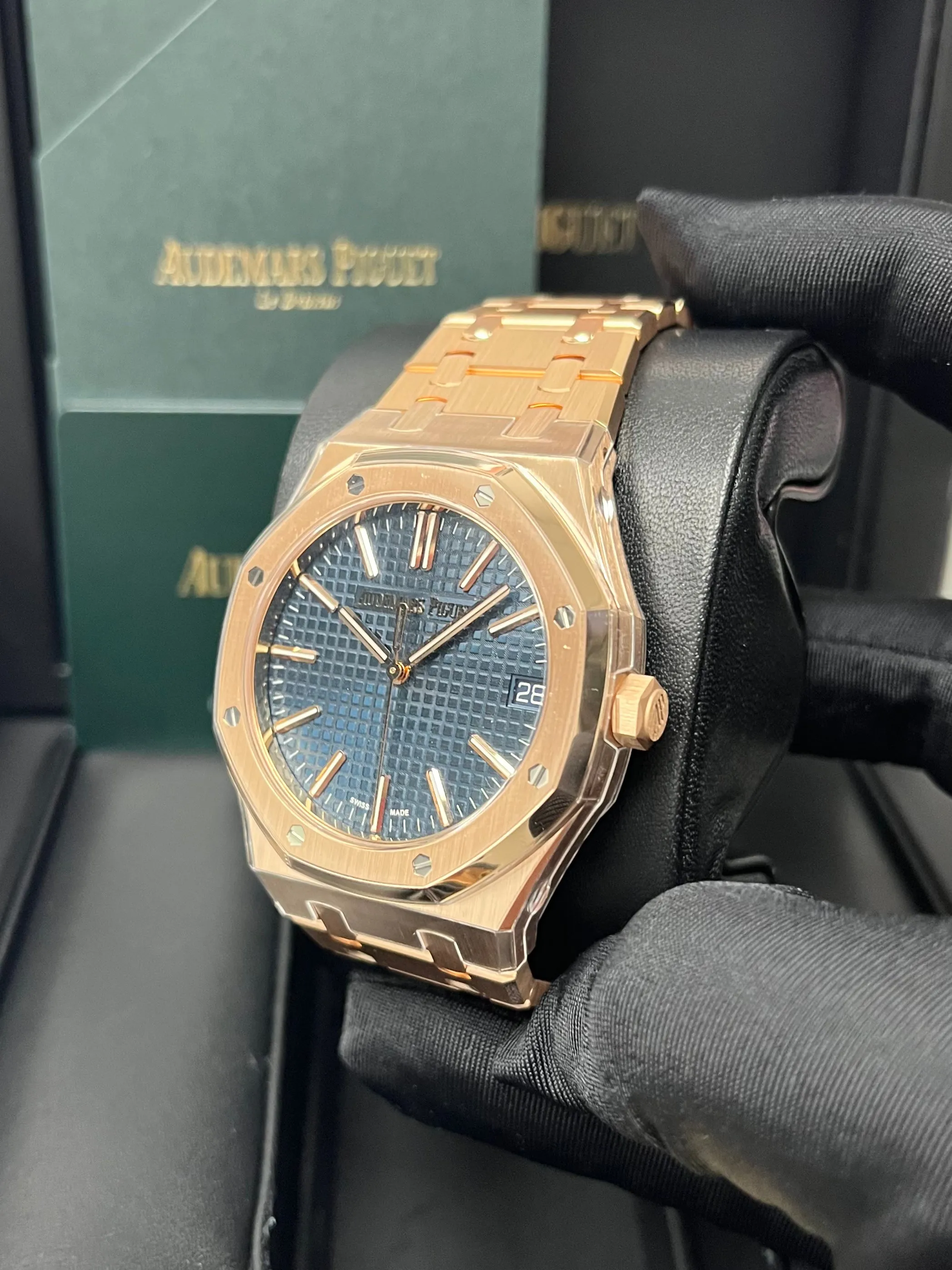 Certainly! Here’s an optimized title for the e-commerce product with added modifiers:

**Audemars Piguet Royal Oak Selfwinding 41mm - Exquisite Rose Gold Case with Striking Blue Dial (Model: 15510OR.OO.1320OR.03)**

This title highlights the key features and makes it more attractive for potential buyers.