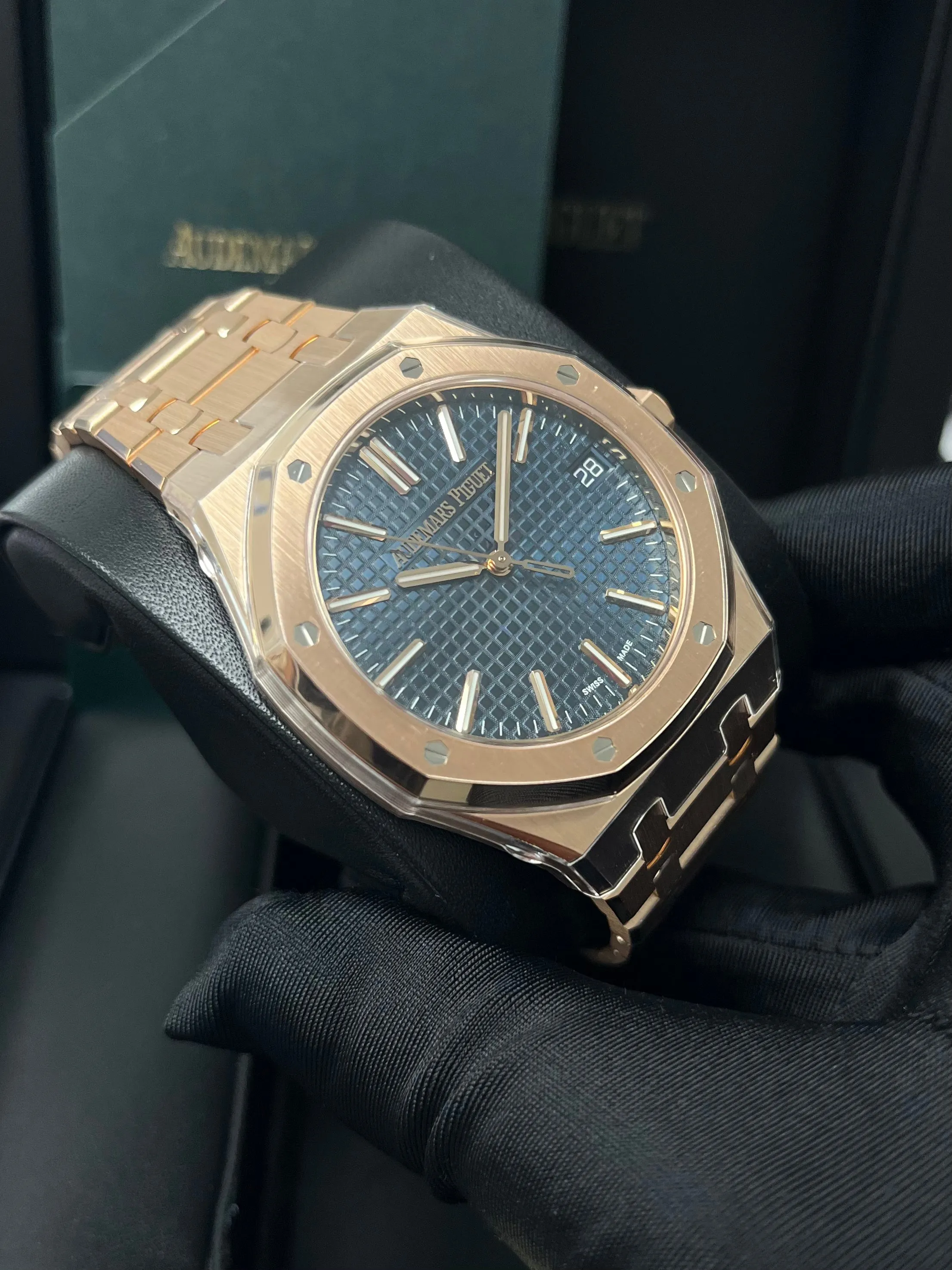 Certainly! Here’s an optimized title for the e-commerce product with added modifiers:

**Audemars Piguet Royal Oak Selfwinding 41mm - Exquisite Rose Gold Case with Striking Blue Dial (Model: 15510OR.OO.1320OR.03)**

This title highlights the key features and makes it more attractive for potential buyers.