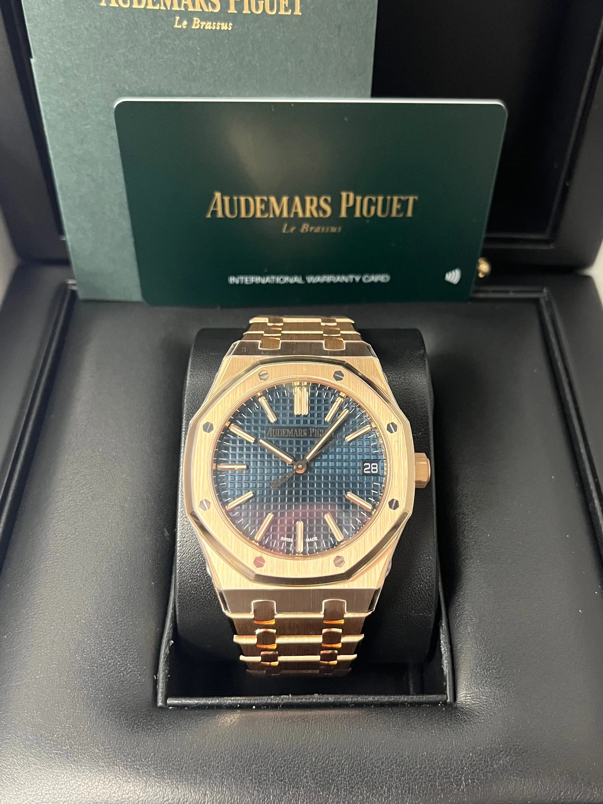 Certainly! Here’s an optimized title for the e-commerce product with added modifiers:

**Audemars Piguet Royal Oak Selfwinding 41mm - Exquisite Rose Gold Case with Striking Blue Dial (Model: 15510OR.OO.1320OR.03)**

This title highlights the key features and makes it more attractive for potential buyers.