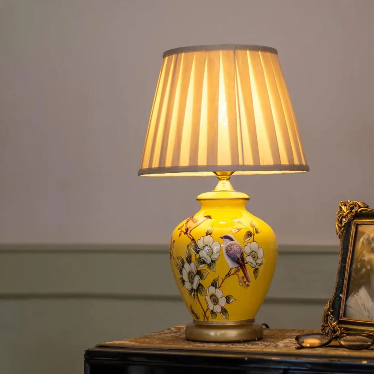 SONGBIRD FLORAL PATTERN CERAMIC TABLE LAMP